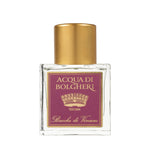 Acqua di Bolgheri Bacche di Vinum parfymflaska i klarglas med guldlock och lila etikett – Eau de Parfum närbild