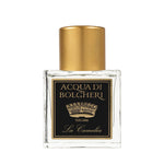 Acqua di Bolgheri La Camelia parfymflaska i klarglas med guldlock – Eau de Parfum närbild