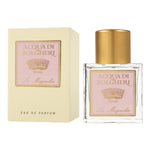 Acqua di Bolgheri La Magnolia Eau de Parfum – glasflaska med guldlock bredvid beige presentförpackning